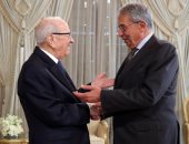 عمرو موسى يعود من تونس بعد لقاءات بـ"السبسى" ووزير الشئون الخارجية