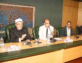 خالد الجندى يشرح لبعثة نقابة الصحفيين مناسك العمرة (صور)