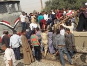 قارئ يشارك بصور لقطار يصطدم بعربة كارو اقتحمت شريط السكة الحديد بالأقصر