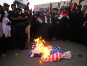 صور.. حرق العلم الأمريكى خلال تظاهرة فى بغداد احتجاجا على قصف سوريا