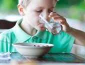 فيديو معلوماتى.. 5 أضرار لشرب الطفل المياه أثناء الأكل
