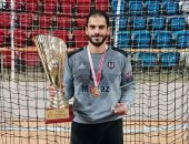 صور.. كريم هنداوى يتوج بكأس تركيا مع يد بشكتاش 