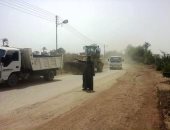 صور.. رفع 30 طن قمامة ومخلفات صلبة بطهطا فى سوهاج