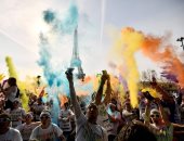 صور.. الفرنسيون يحتفلون بمهرجان الألوان أمام برج إيفل فى باريس