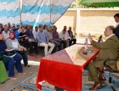 صور .. رئيس شركة مياه الشرب بالفيوم يلتقى موظفى فرع اطسا لحل مشاكلهم 