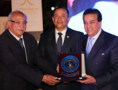 وزير التعليم العالى يكرم رؤساء الجامعات المشاركين فى تطوير معهد إعداد القادة