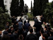 صور.. محتجون يونانيون يحاولون إسقاط تمثال أمريكى احتجاجا على غارات سوريا