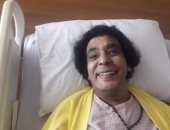 شاهد..الكينج محمد منير داخل غرفته بالمستشفى بعد جراحة ناجحة  