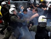 صور.. اشتباكات عنيفة بين الشرطة اليونانية ومحتجين رافضين للغارات على سوريا