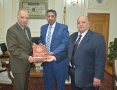 نقيب العلميين يعرض على محافظ القاهرة خطة للتنمية