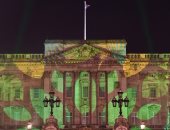  قصر باكنجهام يتزين بعرض ضوئى للأشجار تضامنًا مع مبادرة حماية البيئة