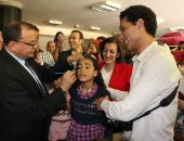 رئيس جامعة بنى سويف يرسم على وجوه الأطفال فى يوم السعادة بكلية الأعلام