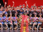 صور.. زعيم كوريا الشمالية وزوجته يحضران حفلا استعراضيا لفرقة فنية صينية