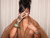 ريهانا تواصل إثارة الجدل وتظهر بفستان على شكل ملاية وغير محدد المعالم  
