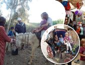 صور.. أسرة أمريكية تروج للسياحة بـ"فوه" فى كفر الشيخ.. يستقلون الحنطور ويغزلون الجوبلان والسجاد.. يشيدون بكرم الضيافة..الطفل أندريوا: ما رأيته لا يوجد بأمريكا وسأخبر أصدقائى عن سحر وجمال القرية وأدعوهم لزيارتها