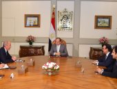 السيسي يستقبل رئيس شركة بوينج العالمية بحضور وزير الطيران المدنى