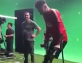فيديو.. نيمار يقهر الإصابة ويلعب كرة القدم بالعكاز