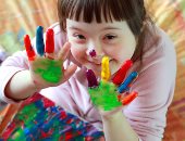 بهدوء وحرفنة.. إزاى تعلمى طفلك يتعامل مع أقرانه من ذوى الاحتياجات الخاصة