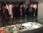 صور.. نائب البعثة الامريكية تزور مكتبة الإسكندرية وتلتقط صورا بجانب المومياوات