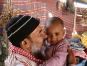 صور.. شعبان وابنه مصابان بالسرطان.. والسكن "كشك" على الرصيف بالسويس