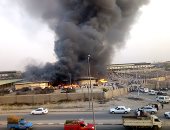 فيديو وصور.. حريق هائل بسوق العبور وألسنة النيران تلتهم عنبرين