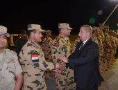 محافظ الإسماعيلية ومدير الأمن يقدمان واجب العزاء لأسرة شهيد حادث شمال سيناء 