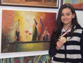 صور.. "نادين" تبدع فى رسم لوحات فن تشكيلى بألوان الزيت