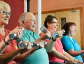 ممارسة الرياضة وتناول فيتامين (د) للوقاية من كسور العظام لكبار السن