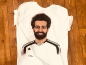 صور.. شاب يبدع فى رسم محمد صلاح على تيشيرت  