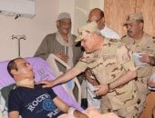 صور.. وزير الدفاع يزور مصابى العمليات الإرهابية من أبطال القوات المسلحة