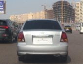 قارئ يرصد سير سيارة بدون لوحات معدنية على طريق كورنيش الإسكندرية