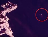 ديلى ميل: أضواء تظهر بالفضاء ويفسرها البعض بأنها كائنات فضائية تراقبنا 