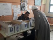 صور.. قافلة طبية توقع الكشف الطبى على 1200 شخص بالفيوم