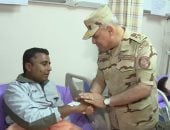 فيديو.. وزير الدفاع يستمع ويربت على كتف أحد مصابى الجيش بالعمليات الإرهابية