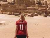 "عاشقة صلاح" تجوب العالم بقميص الفرعون المصرى وتقول عن مصر: بلدى المفضل