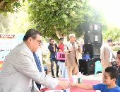 صور.. محافظ الفيوم يكرم أبناء العاملين الأيتام والعاملين المتميزين