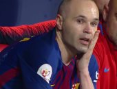 فيديو.. بكاء إنييستا يتصدر تتويج برشلونة بلقب كأس ملك إسبانيا 