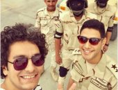 المطرب محمد محسن ينشر صورة مع مجندين مصريين: "الرجالة الجدعان ربنا يحفظهم"