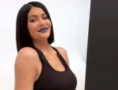 فيديو وصور.. كيلى جينر تستعرض رشاقتها بجلسة تصوير خاصة بـ Kylie Cosmetics