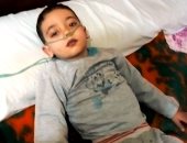 صور.. مأساة طفل يعانى من مرض مزمن بالقلب ويحتاج للعلاج خارج مصر
