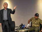 صور.. رئيس الوزراء الأرمينى ينسحب من اللقاء مع زعيم الحركة الاحتجاجية