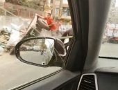 سائق كارو يلقى مخلفات البناء بشارع العباسية وقارئ يطالب بضبطه