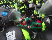 صور.. الشرطة الكورية الجنوبية تفض مظاهرات ضد نشر صواريخ "ثاد" الأمريكية