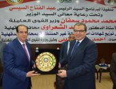 صور..وزير القوى العاملة يسلم 1175 مواطن من العمالة الغير منتظمة شهادة أمان