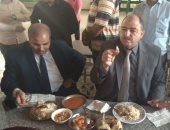 صور.. رئيس جامعة الأزهر ونائباه يتناولون "الغداء" مع طالبات المدينة الجامعية