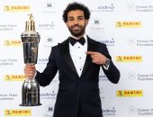 فيديو وصور.. "محمد صلاح ملك إنجلترا".. هداف ليفربول يفوز بجائزة أفضل لاعب فى الدورى الإنجليزى.. الفرعون يتفوق على هارى كين ودي خيا وثلاثى مانشستر سيتى.. "بيكاسو" أول مصرى وثانى عربى وإفريقى يحصد اللقب