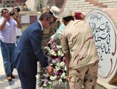 فيديو وصور.. محافظ كفر الشيخ يضع إكليل الزهور على قبر الجندى المجهول