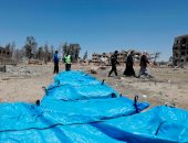 سوريون يعثرون على جثث بمقابر جماعية تابعة لداعش فى الرقة - صور