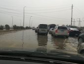 فيديو.. مياه الأمطار تغرق طريق مصر – الإسماعيلية الصحراوى