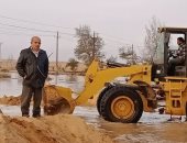 مياه القناه تسحب المياه المتراكمة من الطرق العامة بسبب الأمطار